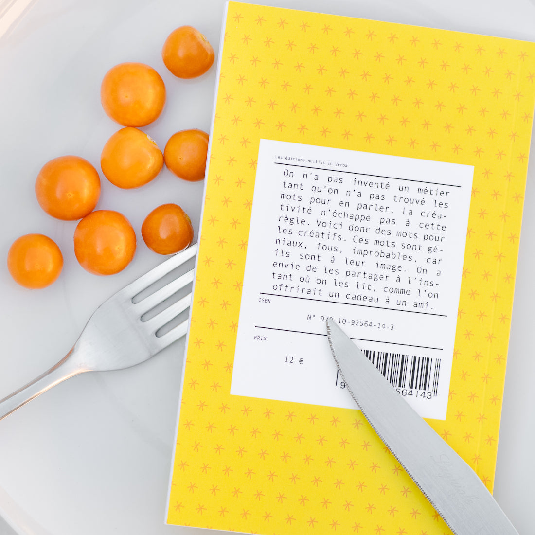Le livre est retourné dans l'assiette avec des cerises de terre. On peut lire la quatrième de couverture.