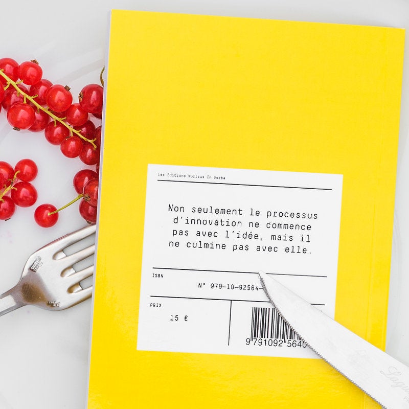 Le livre est retourné dans l'assiette avec des groseilles. On peut lire la quatrième de couverture.
